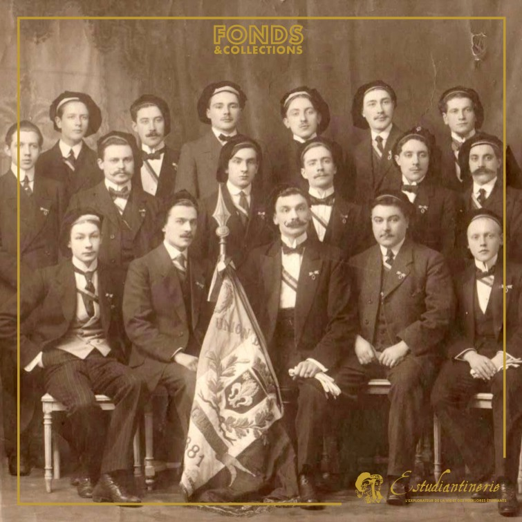 Photographie du Comité de l&#39;UEL vers 1910 - On y voit le drapeau de l&#39;UEL tenu par Adrien T. alors étudiant en Pharmacie