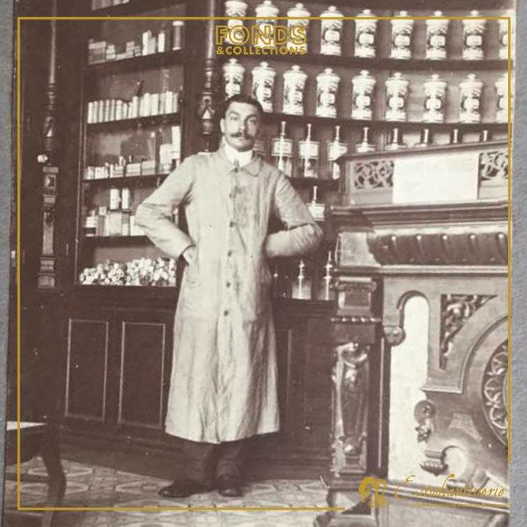 Adrien T. dans son officine à Taverny (IDF)